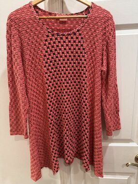 Tianello Artsy Swing Tunic Large Asymmetrical Hem Rayon Knit Pink Black Blouse